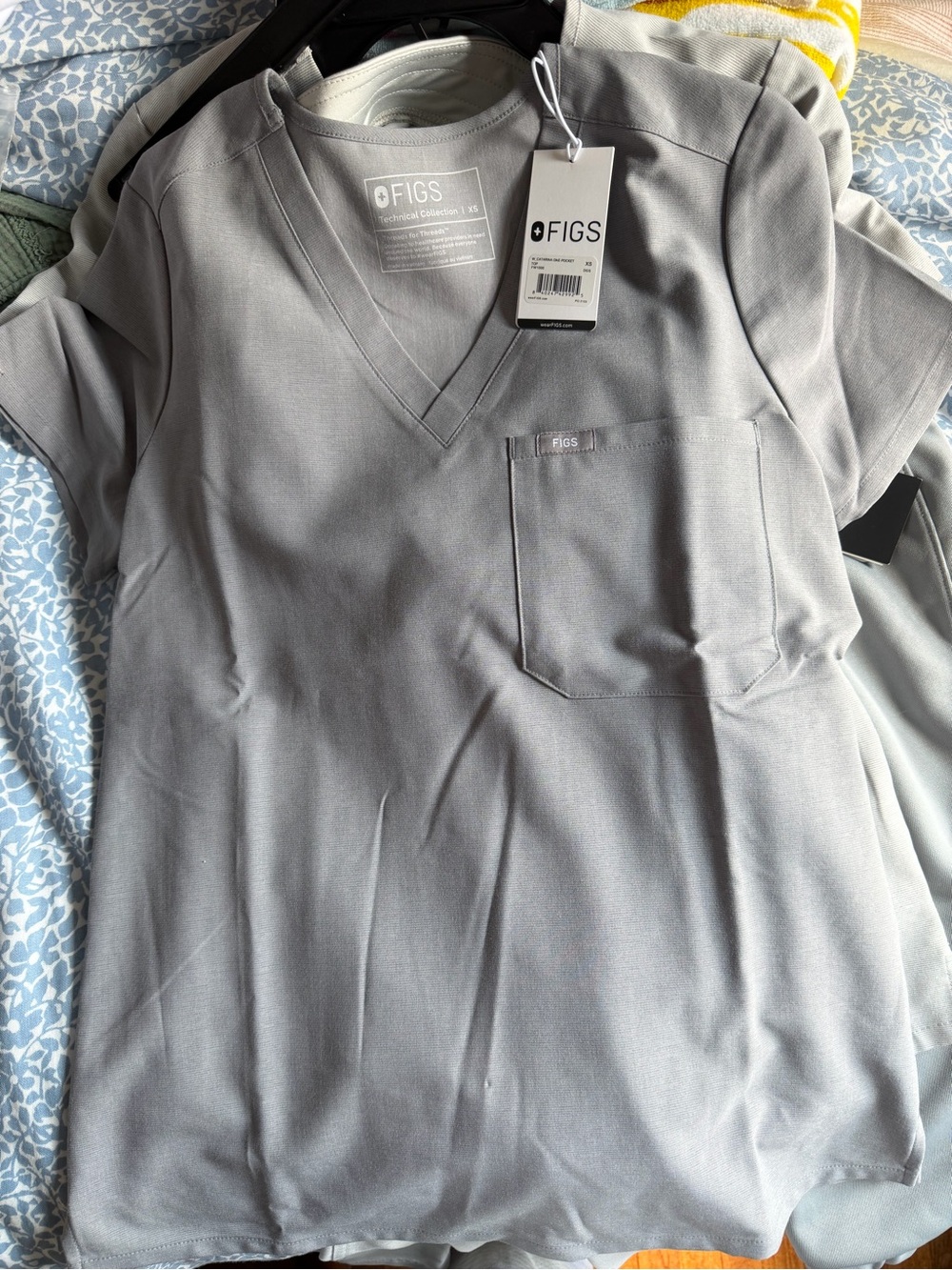 FIGS W. Catarina One-Pocket Top in Light Gray